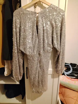 Vestido corto lentejuelas plateado .elastico