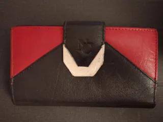 Cartera de piel negra y roja