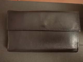 Cartera de piel negra y roja