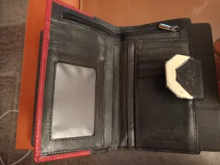 Cartera de piel negra y roja