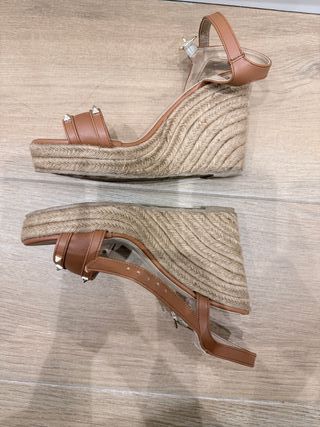 Sandalias de cuña con tachuelas Talla 37