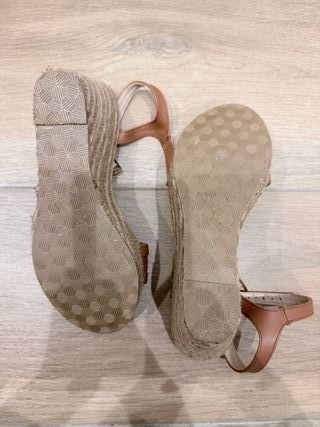 Sandalias de cuña con tachuelas Talla 37