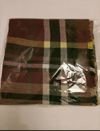 Bufanda con etiqueta