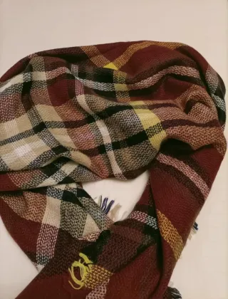 Bufanda con etiqueta