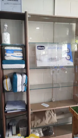 Mueble vitrina madera y cristal