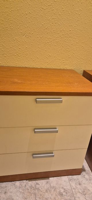 Mesitas de noche blancas y madera