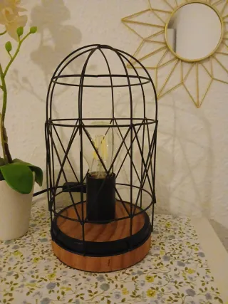 Lámpara jaula y maceta decorativa