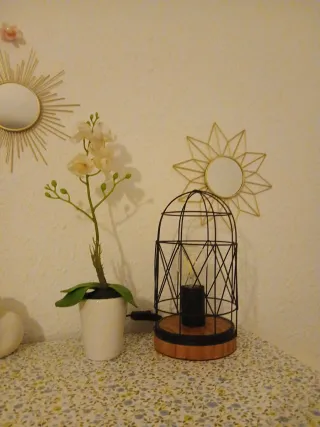 Lámpara jaula y maceta decorativa