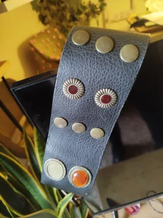 Cinturón mujer negro con detalles dorados