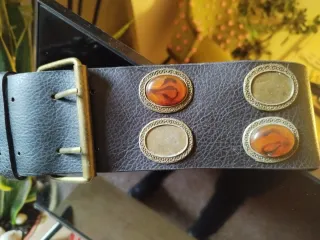 Cinturón mujer negro con detalles dorados