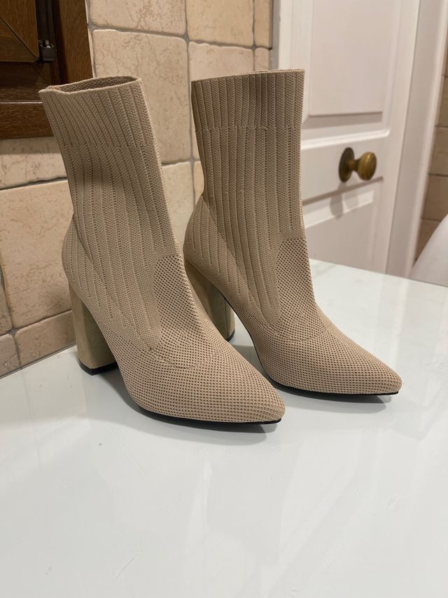 Stivali beige con tacco