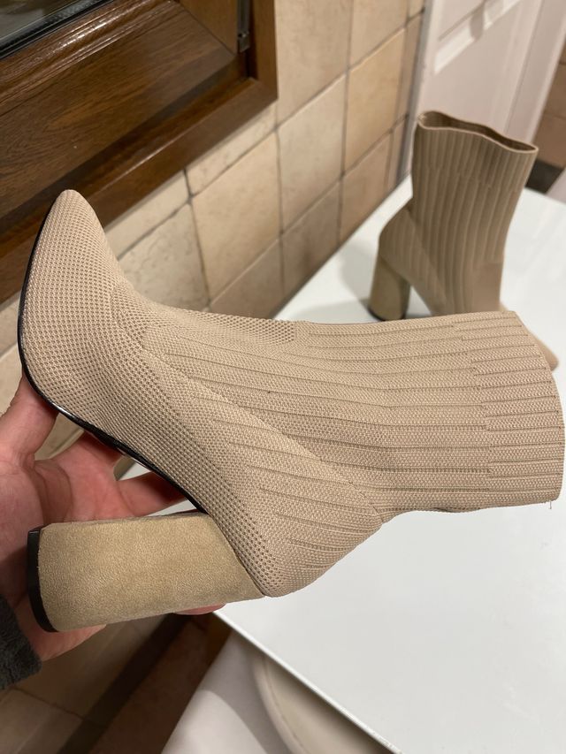 Stivali beige con tacco