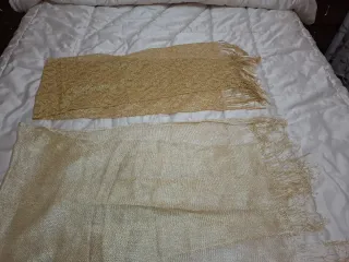 Bufandas doradas y beige