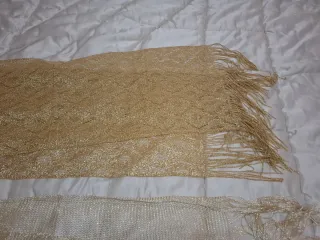 Bufandas doradas y beige