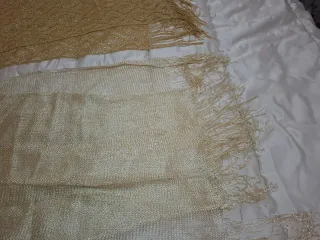 Bufandas doradas y beige