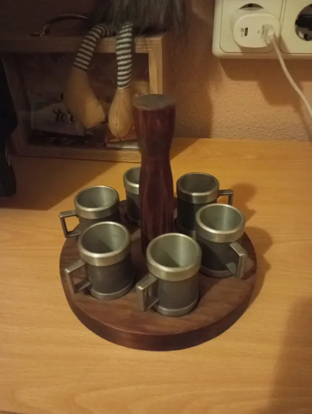 Set di sei vecchi shot di legno e metallo