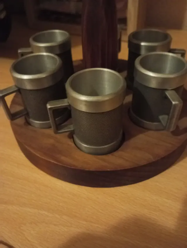 Set di sei vecchi shot di legno e metallo