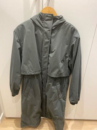 Chaqueta larga impermeable Oysho verde azulado