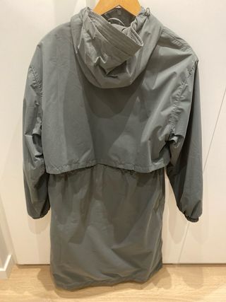 Chaqueta larga impermeable Oysho verde azulado