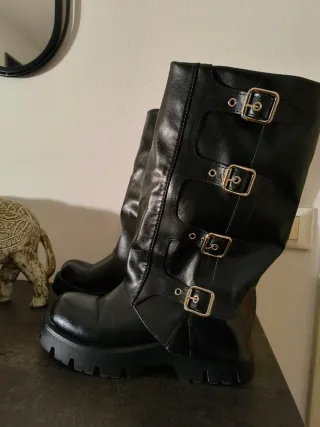 Stivali neri con fibbie