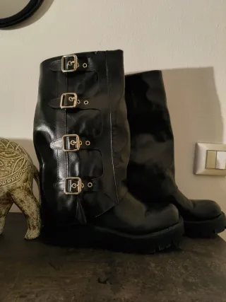 Stivali neri con fibbie