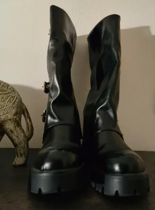 Stivali neri con fibbie