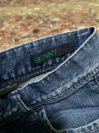 Pantalón vaquero azul oscuro marca Benetton