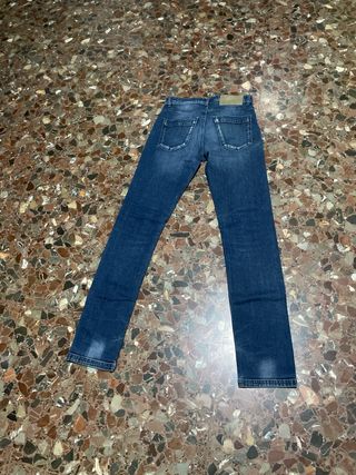 Pantalón vaquero azul oscuro marca Benetton