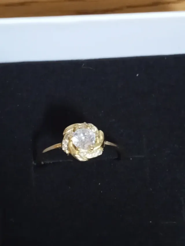 Anello in argento con placcatura in oro, design a rosa e zircone centrale