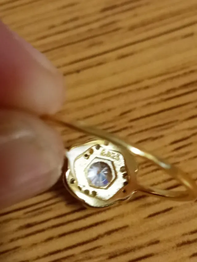 Anello in argento con placcatura in oro, design a rosa e zircone centrale