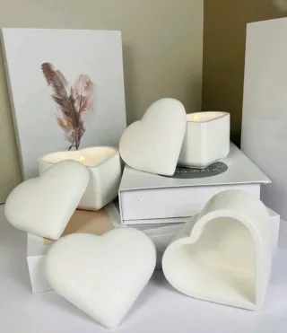 Contenitore o candela a forma di cuore in ceramica bianca