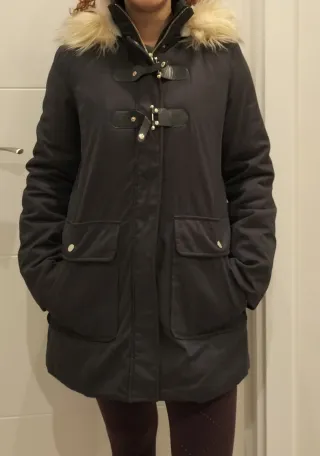 Chaquetón negro con capucha