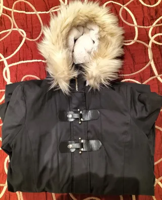 Chaquetón negro con capucha