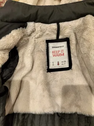 Chaquetón negro con capucha