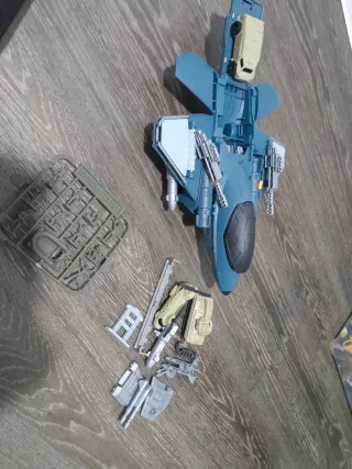Avión militar de juguete con accesorios