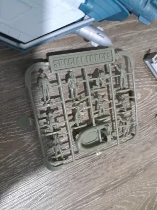 Avión militar de juguete con accesorios