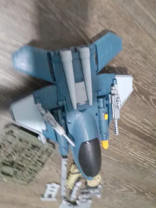 Avión militar de juguete con accesorios