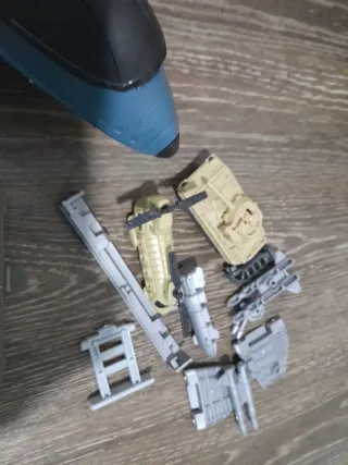 Avión militar de juguete con accesorios