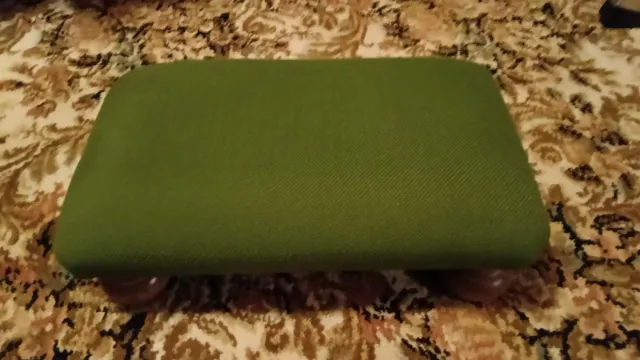 Reposapiés verde oliva con patas de madera