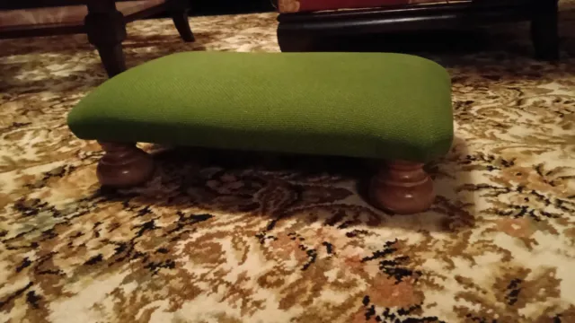 Reposapiés verde oliva con patas de madera