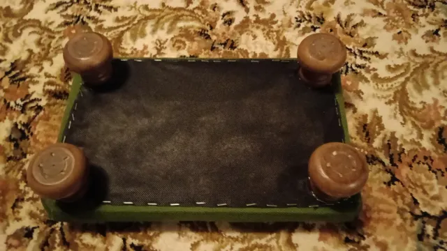 Reposapiés verde oliva con patas de madera