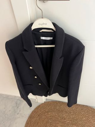 Americana Mango Negra Botones Dorados