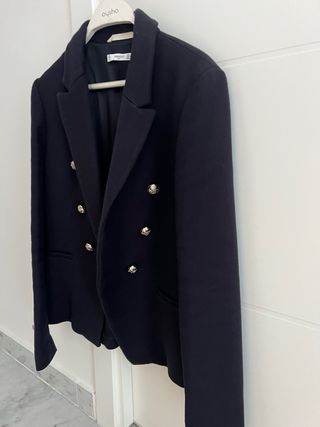 Americana Mango Negra Botones Dorados