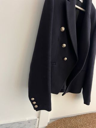 Americana Mango Negra Botones Dorados