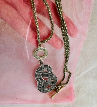 Collar de acero con colgante