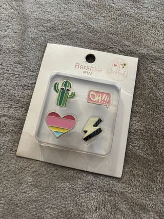 Lote de 4 Pines Bershka pin ropa