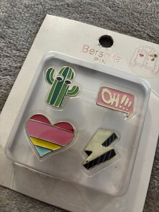 Lote de 4 Pines Bershka pin ropa