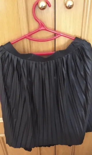 Falda plisada negra
