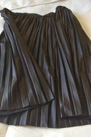 Falda plisada negra