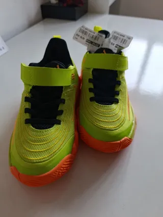 Zapatillas Nike Niños Neón.  Talla 29'5